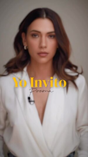 Laura Chimaras Instagram - Poema: Yo Invito 🎤✍🏻

En sólo un mes y un poco más que llevo publicando mis poemas en este formato y mis reflexiones, subimos 100mil seguidores, es decir 100mil personas intensas, con ganas de escuchar poesía, leer y unirse a esta familia🖤

GRACIAS, no es sencillo el camino que decidí tomar, pero lo que si sé, es el más hermoso🖤

Maquillaje de la más dura: @elizabethmua 
GRACIAS A TODOS. 

Si te gustó este poema, déjame tu comentario y compártelo🎤✍🏻