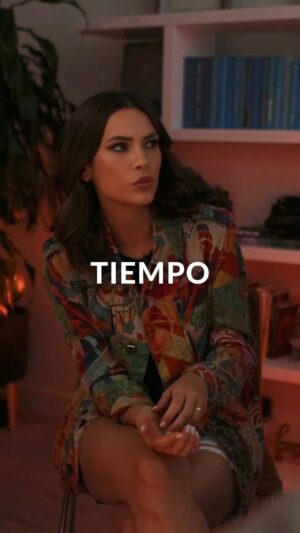 Laura Chimaras Instagram - Siento que muchas veces se nos va el tiempo en tonterías, tratando de hacer cosas que no suman a algo que quisieras lograr.

Si tan sólo entendiéramos que cada día qué pasa no regresa, si tan sólo estuviésemos consciente de eso, quizás aprovecharíamos más el tiempo en actividades que sumen🤍

Déjame tu opinión sobre el tiempo✍🏻