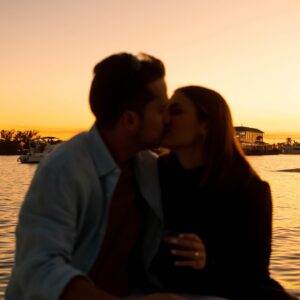 Laura Chimaras Instagram - Tantos momentos vividos amor mío, tantas risas, besos, abrazos, miedos, alegrías… tantas cosas mi amor.

Hoy en el día de tu cumpleaños, recuerdo nuestro primer año juntos y me pregunto, ¿a dónde irán esos días? ¿Esas celebraciones? ¿Tu risa, tu mirada? 

Hoy en tu día, te celebro desde lo más hondo, eres el ser humano más hermoso, bondadoso, inteligente, divertido… eres para mí, perfecto, te celebro mi amor, te deseo lo mejor en tu día.

Eres mi hogar, eres la persona que siempre quiero ver apenas despierte, quiero verte feliz mi amor, quiero verte sonreír.

A celebrar, por tus sueños, tus deseos, tus metas, tu familia que ya es mi familia, por todo lo que vendrá.

Yo siempre estaré aquí, amándote🤍

Feliz cumpleaños esposo de mi vida @profmosquera que Dios te bendiga🤍