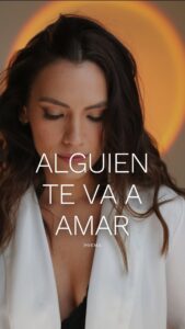 Laura Chimaras Instagram - Alguien te va a amar… ¿Buscando qué te amén? Escucha el poema🖤 #poema #poesíaymúsica #chimaraslaura #poetry #poeta