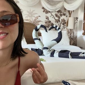 Laura Felpin Instagram - J’étais partie à l’ile Maurice après LA grande rupture.Je venais de regarder Mange Prie Aime, et je n’étais pas indifférente à l’idée de trouver Javier Bardem en bord de mer. 
Quand je suis arrivée à l’hôtel, j’ai compris que c’était un endroit spécialisé dans les lunes de miel. Interdit aux enfants. Que des adultes consentant de se bouffer la gueule H24 dans une ancienne demeure d’époque datant de la colonisation. Zéro respect pour les anciens esclaves, et pour moi donc. Je l’ai pris très personnellement. 
Sur mon lit, il y avait deux serviettes en forme de cygnes qui formaient un coeur   des pétales de roses, un grand classique de l’hôtellerie de blanc. C’est là bas que j’ai purgé. 
Mais après mon sixième enveloppement au rhassoul plus finition gommage quand il n’y avait définitivement plus rien a gratter de moi, j’ai décidé de sortir de ma zone de confort, en réservant une randonnée: les 7 cascades. J’allais rencontrer des gens et on se parlerait sur WhatsApp pour se revoir à Port Louis. Parce que maintenant ma vie était ici. Je porterais du lin et je pratiquerais le tantrisme. 
Mais quand je suis arrivée, j’étais la seule a avoir réservé et la seule chose que le guide m’a dit c’est : vous n’êtes pas bien habillée pour l’activité, puis il m’a demandé de ne pas parler pour respecter la forêt. Pendant 4heures.
Ceux qui me connaissent savent.Il aurait pu me demander de mettre mes doigts dans un toaster, mais 4h sans parler.
Alors j’ai pensé. 
J’ai pensé qu’il faudrait trouver un signe, entre ex, comme les motards quand ils se croisent, pour se dire qu’on se re-connait, même 10 ans après. 
Un truc pour dire : je te sais. 
Et puis j’ai croisé un groupe de françaises. Pour elles, j’étais Annick en randonnée, y’avait pas plus cliché. On a fait des photos. Le guide m’a ensuite demandé de poser devant tous les points clefs de la randonné, sur le site ça lui ferait de la pub. Il m’a demandé de lever les bras, et d’avoir l’air je cite « mieux heureuse ». J’ai pleuré, on a continué à marcher. Si vous êtes dans votre grande rupture : je vous fait cadeau de ces photos, ça m’a mis longtemps mais aujourd’hui ce sont mes préférées. C’est vrai que j’étais mal habillée.