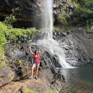 Laura Felpin Instagram - J’étais partie à l’ile Maurice après LA grande rupture.Je venais de regarder Mange Prie Aime, et je n’étais pas indifférente à l’idée de trouver Javier Bardem en bord de mer. 
Quand je suis arrivée à l’hôtel, j’ai compris que c’était un endroit spécialisé dans les lunes de miel. Interdit aux enfants. Que des adultes consentant de se bouffer la gueule H24 dans une ancienne demeure d’époque datant de la colonisation. Zéro respect pour les anciens esclaves, et pour moi donc. Je l’ai pris très personnellement. 
Sur mon lit, il y avait deux serviettes en forme de cygnes qui formaient un coeur   des pétales de roses, un grand classique de l’hôtellerie de blanc. C’est là bas que j’ai purgé. 
Mais après mon sixième enveloppement au rhassoul plus finition gommage quand il n’y avait définitivement plus rien a gratter de moi, j’ai décidé de sortir de ma zone de confort, en réservant une randonnée: les 7 cascades. J’allais rencontrer des gens et on se parlerait sur WhatsApp pour se revoir à Port Louis. Parce que maintenant ma vie était ici. Je porterais du lin et je pratiquerais le tantrisme. 
Mais quand je suis arrivée, j’étais la seule a avoir réservé et la seule chose que le guide m’a dit c’est : vous n’êtes pas bien habillée pour l’activité, puis il m’a demandé de ne pas parler pour respecter la forêt. Pendant 4heures.
Ceux qui me connaissent savent.Il aurait pu me demander de mettre mes doigts dans un toaster, mais 4h sans parler.
Alors j’ai pensé. 
J’ai pensé qu’il faudrait trouver un signe, entre ex, comme les motards quand ils se croisent, pour se dire qu’on se re-connait, même 10 ans après. 
Un truc pour dire : je te sais. 
Et puis j’ai croisé un groupe de françaises. Pour elles, j’étais Annick en randonnée, y’avait pas plus cliché. On a fait des photos. Le guide m’a ensuite demandé de poser devant tous les points clefs de la randonné, sur le site ça lui ferait de la pub. Il m’a demandé de lever les bras, et d’avoir l’air je cite « mieux heureuse ». J’ai pleuré, on a continué à marcher. Si vous êtes dans votre grande rupture : je vous fait cadeau de ces photos, ça m’a mis longtemps mais aujourd’hui ce sont mes préférées. C’est vrai que j’étais mal habillée.