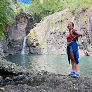 Laura Felpin Instagram - J’étais partie à l’ile Maurice après LA grande rupture.Je venais de regarder Mange Prie Aime, et je n’étais pas indifférente à l’idée de trouver Javier Bardem en bord de mer. 
Quand je suis arrivée à l’hôtel, j’ai compris que c’était un endroit spécialisé dans les lunes de miel. Interdit aux enfants. Que des adultes consentant de se bouffer la gueule H24 dans une ancienne demeure d’époque datant de la colonisation. Zéro respect pour les anciens esclaves, et pour moi donc. Je l’ai pris très personnellement. 
Sur mon lit, il y avait deux serviettes en forme de cygnes qui formaient un coeur   des pétales de roses, un grand classique de l’hôtellerie de blanc. C’est là bas que j’ai purgé. 
Mais après mon sixième enveloppement au rhassoul plus finition gommage quand il n’y avait définitivement plus rien a gratter de moi, j’ai décidé de sortir de ma zone de confort, en réservant une randonnée: les 7 cascades. J’allais rencontrer des gens et on se parlerait sur WhatsApp pour se revoir à Port Louis. Parce que maintenant ma vie était ici. Je porterais du lin et je pratiquerais le tantrisme. 
Mais quand je suis arrivée, j’étais la seule a avoir réservé et la seule chose que le guide m’a dit c’est : vous n’êtes pas bien habillée pour l’activité, puis il m’a demandé de ne pas parler pour respecter la forêt. Pendant 4heures.
Ceux qui me connaissent savent.Il aurait pu me demander de mettre mes doigts dans un toaster, mais 4h sans parler.
Alors j’ai pensé. 
J’ai pensé qu’il faudrait trouver un signe, entre ex, comme les motards quand ils se croisent, pour se dire qu’on se re-connait, même 10 ans après. 
Un truc pour dire : je te sais. 
Et puis j’ai croisé un groupe de françaises. Pour elles, j’étais Annick en randonnée, y’avait pas plus cliché. On a fait des photos. Le guide m’a ensuite demandé de poser devant tous les points clefs de la randonné, sur le site ça lui ferait de la pub. Il m’a demandé de lever les bras, et d’avoir l’air je cite « mieux heureuse ». J’ai pleuré, on a continué à marcher. Si vous êtes dans votre grande rupture : je vous fait cadeau de ces photos, ça m’a mis longtemps mais aujourd’hui ce sont mes préférées. C’est vrai que j’étais mal habillée.