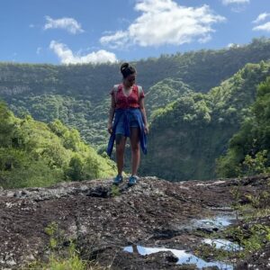 Laura Felpin Instagram - J’étais partie à l’ile Maurice après LA grande rupture.Je venais de regarder Mange Prie Aime, et je n’étais pas indifférente à l’idée de trouver Javier Bardem en bord de mer. 
Quand je suis arrivée à l’hôtel, j’ai compris que c’était un endroit spécialisé dans les lunes de miel. Interdit aux enfants. Que des adultes consentant de se bouffer la gueule H24 dans une ancienne demeure d’époque datant de la colonisation. Zéro respect pour les anciens esclaves, et pour moi donc. Je l’ai pris très personnellement. 
Sur mon lit, il y avait deux serviettes en forme de cygnes qui formaient un coeur   des pétales de roses, un grand classique de l’hôtellerie de blanc. C’est là bas que j’ai purgé. 
Mais après mon sixième enveloppement au rhassoul plus finition gommage quand il n’y avait définitivement plus rien a gratter de moi, j’ai décidé de sortir de ma zone de confort, en réservant une randonnée: les 7 cascades. J’allais rencontrer des gens et on se parlerait sur WhatsApp pour se revoir à Port Louis. Parce que maintenant ma vie était ici. Je porterais du lin et je pratiquerais le tantrisme. 
Mais quand je suis arrivée, j’étais la seule a avoir réservé et la seule chose que le guide m’a dit c’est : vous n’êtes pas bien habillée pour l’activité, puis il m’a demandé de ne pas parler pour respecter la forêt. Pendant 4heures.
Ceux qui me connaissent savent.Il aurait pu me demander de mettre mes doigts dans un toaster, mais 4h sans parler.
Alors j’ai pensé. 
J’ai pensé qu’il faudrait trouver un signe, entre ex, comme les motards quand ils se croisent, pour se dire qu’on se re-connait, même 10 ans après. 
Un truc pour dire : je te sais. 
Et puis j’ai croisé un groupe de françaises. Pour elles, j’étais Annick en randonnée, y’avait pas plus cliché. On a fait des photos. Le guide m’a ensuite demandé de poser devant tous les points clefs de la randonné, sur le site ça lui ferait de la pub. Il m’a demandé de lever les bras, et d’avoir l’air je cite « mieux heureuse ». J’ai pleuré, on a continué à marcher. Si vous êtes dans votre grande rupture : je vous fait cadeau de ces photos, ça m’a mis longtemps mais aujourd’hui ce sont mes préférées. C’est vrai que j’étais mal habillée.