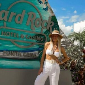 Laura Franco Instagram - Relax total en Hard Rock Hotel & Casino Punta Cana 🌴☀️🌊 unas vacaciones soñadas junto a mi familia, lo mejor de mi vida!!! 💘🫶🏼💌
Recargando energías para este 2024 ✨

@hrhcpuntacana #hrhcpuntacana