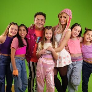 Laura Franco Instagram - Quiero compartirles el backstage de SE ARMÓ EL FIESTÓN 🎉🎶 

Así nos divertimos con mi amodorado amigo @diegotopaok 💘 en la grabación del videoclip junto al piojo, el piojito y el piojón! Pero no vinieron solos… 

Estuvimos acompañados por nuestros Chiquipines 💖que también se sumaron para cantar, jugar y bailar junto a nosotros en 🎶 SE ARMÓ EL FIESTÓN 🎶 y esto es un flor de notición!

¿Tuvieron piojos alguna vez? 👇🏻 vamos a combatirlos con esta canción!! 

#panam #yosoypanam #panamfiesta #música #canciones #niños #alegria #juegos #diversión #topa #diegotopa #searmoelfieston