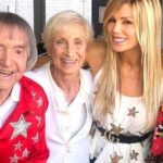 Laura Franco Instagram - ¡Amado Carlitos! Seguirás latiendo por siempre en mi corazón y en el de todos tus amados “balacitos” Gracias por hacerme parte de tu familia Gracias por tu arte , por tu generosidad , por desvivirte para hacernos reír y llenarnos el corazón de ternura ! Gracias por sembrar tanto amor sobre ésta tierra ! Me imagino con que abrazo te estará recibiendo DIOS! Siempre serás mi horizonte y el ejemplo del buen vivir ! Agradezco a la vida la bendición de haberte disfrutado tanto ! Agradezco a la vida cada charla cada juego cada enseñanza Te amodoro hasta el cielo ida y vuelta ! ¡Vuela alto MAESTRO! #CarlitosEterno ¿Que gusto tiene la niñez? ¡BALAAAA!