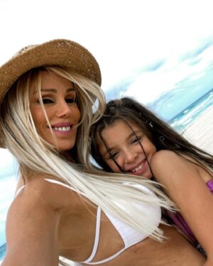 Laura Franco Instagram - Qué felicidad enormeee poder compartir en familia estos días en el Hard Rock Hotel & Casino Punta Cana 🏝️🌊☀️ una experiencia inolvidable para todos 💓 

¿Qué es lo que más le gusta hacer cuando se van a la playa? Cuéntenme 😍

Infinitas gracias @hrhcpuntacana ✨🫶🏼
#hrhcpuntacana