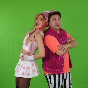 Laura Franco Instagram - Quiero compartirles el backstage de SE ARMÓ EL FIESTÓN 🎉🎶 

Así nos divertimos con mi amodorado amigo @diegotopaok 💘 en la grabación del videoclip junto al piojo, el piojito y el piojón! Pero no vinieron solos… 

Estuvimos acompañados por nuestros Chiquipines 💖que también se sumaron para cantar, jugar y bailar junto a nosotros en 🎶 SE ARMÓ EL FIESTÓN 🎶 y esto es un flor de notición!

¿Tuvieron piojos alguna vez? 👇🏻 vamos a combatirlos con esta canción!! 

#panam #yosoypanam #panamfiesta #música #canciones #niños #alegria #juegos #diversión #topa #diegotopa #searmoelfieston