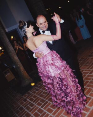 Laura Neiva Instagram - Meus 15 anos x 2. Como toda festa de debutante deve ser, só que no meu caso, rebutante.
Não tive uma, e como todo sonho não realizado na infância, a gente tenta resolver quando adulto hahaha
Tive direito a 2 bolos, valsa com pai e príncipe, luva com anel e pulseira por cima, tiara, vestido bufante rosa, toalha de mesa de cetim rosa com tule, cartaz pra deixar mensagem pro aniversariante, teve abertura da pista com Dj, traje black tie, (várias meninas de 15 anos de verdade) e principalmente, todo mundo que amo, juntos, realizando o meu sonho de princesa. Muitas pessoa para agradecer, muitas fotos pra postar, vai ter Over post! 

Styling @thiagobiagi 
Vestido @reinaldolourenco 
Joias @verachi_ 
Beleza @herodrigues 
Foto @moalmeida___ 
Décor @michele8franca e euzinha
Bolo @ame_patisserie 
Dj @deejaypivete 
Amor da minha vida e maior incentivador dos meus sonhos @chay