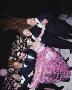 Laura Neiva Instagram - Meus 15 anos x 2. Como toda festa de debutante deve ser, só que no meu caso, rebutante. Não tive uma, e como todo sonho não realizado na infância, a gente tenta resolver quando adulto hahaha Tive direito a 2 bolos, valsa com pai e príncipe, luva com anel e pulseira por cima, tiara, vestido bufante rosa, toalha de mesa de cetim rosa com tule, cartaz pra deixar mensagem pro aniversariante, teve abertura da pista com Dj, traje black tie, (várias meninas de 15 anos de verdade) e principalmente, todo mundo que amo, juntos, realizando o meu sonho de princesa. Muitas pessoa para agradecer, muitas fotos pra postar, vai ter Over post! Styling @thiagobiagi Vestido @reinaldolourenco Joias @verachi_ Beleza @herodrigues Foto @moalmeida___ Décor @michele8franca e euzinha Bolo @ame_patisserie Dj @deejaypivete Amor da minha vida e maior incentivador dos meus sonhos @chay