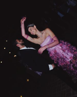 Laura Neiva Instagram - Meus 15 anos x 2. Como toda festa de debutante deve ser, só que no meu caso, rebutante.
Não tive uma, e como todo sonho não realizado na infância, a gente tenta resolver quando adulto hahaha
Tive direito a 2 bolos, valsa com pai e príncipe, luva com anel e pulseira por cima, tiara, vestido bufante rosa, toalha de mesa de cetim rosa com tule, cartaz pra deixar mensagem pro aniversariante, teve abertura da pista com Dj, traje black tie, (várias meninas de 15 anos de verdade) e principalmente, todo mundo que amo, juntos, realizando o meu sonho de princesa. Muitas pessoa para agradecer, muitas fotos pra postar, vai ter Over post! 

Styling @thiagobiagi 
Vestido @reinaldolourenco 
Joias @verachi_ 
Beleza @herodrigues 
Foto @moalmeida___ 
Décor @michele8franca e euzinha
Bolo @ame_patisserie 
Dj @deejaypivete 
Amor da minha vida e maior incentivador dos meus sonhos @chay
