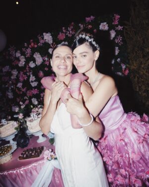 Laura Neiva Instagram - Meus 15 anos x 2. Como toda festa de debutante deve ser, só que no meu caso, rebutante.
Não tive uma, e como todo sonho não realizado na infância, a gente tenta resolver quando adulto hahaha
Tive direito a 2 bolos, valsa com pai e príncipe, luva com anel e pulseira por cima, tiara, vestido bufante rosa, toalha de mesa de cetim rosa com tule, cartaz pra deixar mensagem pro aniversariante, teve abertura da pista com Dj, traje black tie, (várias meninas de 15 anos de verdade) e principalmente, todo mundo que amo, juntos, realizando o meu sonho de princesa. Muitas pessoa para agradecer, muitas fotos pra postar, vai ter Over post! 

Styling @thiagobiagi 
Vestido @reinaldolourenco 
Joias @verachi_ 
Beleza @herodrigues 
Foto @moalmeida___ 
Décor @michele8franca e euzinha
Bolo @ame_patisserie 
Dj @deejaypivete 
Amor da minha vida e maior incentivador dos meus sonhos @chay