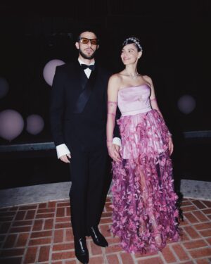 Laura Neiva Instagram - Meus 15 anos x 2. Como toda festa de debutante deve ser, só que no meu caso, rebutante.
Não tive uma, e como todo sonho não realizado na infância, a gente tenta resolver quando adulto hahaha
Tive direito a 2 bolos, valsa com pai e príncipe, luva com anel e pulseira por cima, tiara, vestido bufante rosa, toalha de mesa de cetim rosa com tule, cartaz pra deixar mensagem pro aniversariante, teve abertura da pista com Dj, traje black tie, (várias meninas de 15 anos de verdade) e principalmente, todo mundo que amo, juntos, realizando o meu sonho de princesa. Muitas pessoa para agradecer, muitas fotos pra postar, vai ter Over post! 

Styling @thiagobiagi 
Vestido @reinaldolourenco 
Joias @verachi_ 
Beleza @herodrigues 
Foto @moalmeida___ 
Décor @michele8franca e euzinha
Bolo @ame_patisserie 
Dj @deejaypivete 
Amor da minha vida e maior incentivador dos meus sonhos @chay