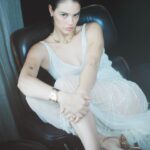 Laura Neiva Instagram - Laura Neiva para Carbono Donna ✨ Fotos Pedro Arieta Direção criativa Mona Conectada Edição de moda Thiago Biagi Beauty Helder Rodrigues Agradecimentos Hotel Fasano