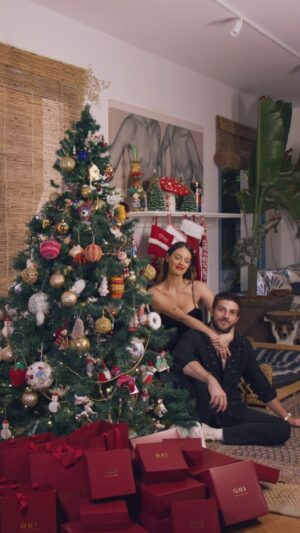 Laura Neiva Instagram - Convidamos o @chay e a @neivalaura para presentear à la française neste Natal. A escolha do Chay foi o Iconique 001 Intense, já a Laura escolheu presentear com o Scapin 245 Intense.

E você, vai presentear à la française este ano? Conta aqui pra gente. 

#publi
#NatalOUiParis
#OriginalCommeToi