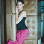 Laura Neiva Instagram - Laura Neiva para Carbono Donna ✨ Fotos Pedro Arieta Direção criativa Mona Conectada Edição de moda Thiago Biagi Beauty Helder Rodrigues Agradecimentos Hotel Fasano
