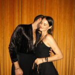 Laura Neiva Instagram - Noite de festa com a @bulgari ✨ Fui convidada para celebrar junto à marca os 75 anos do icônico Bulgari Serpenti no Brasil . Uma noite incrível a altura deste símbolo de metamorfose sem fim que nos apresentou em primeira mão a colaboração criativa entre o artista brasileiro Gabriel Massan e Bulgari ✨ 📸 @agenciabrazilnews & @joaokopv Stylist: @thiagobiagi #Serpenti75 #BulgariJewelry #publicidade