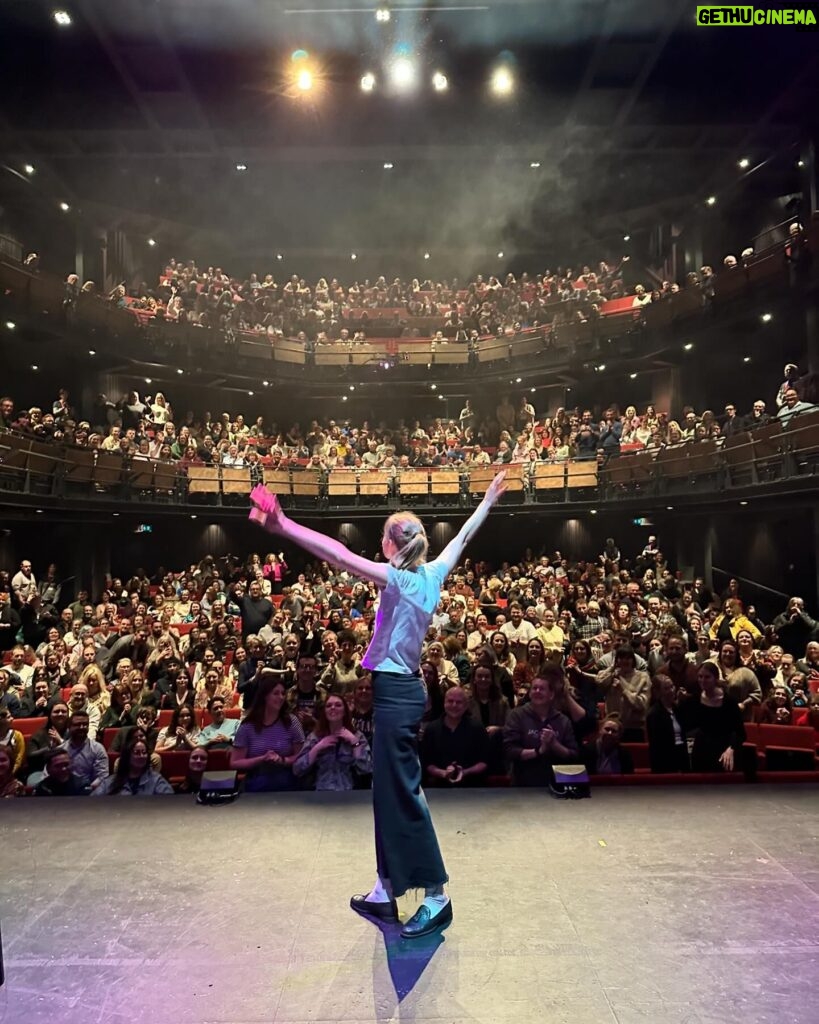 Laura Ramoso Instagram - Chester!! What a beautiful crowd in a beautiful city 🍂 thank you for having us @storyhouselive ONE MORE WEEK LEFT!!!!!!