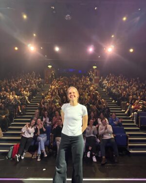 Laura Ramoso Instagram - A bit o’ drizzle in Brizzle !! Two lovely shows and some amazing sights in Bristol this week @theredgravetheatre 😌☔️🇬🇧 the tour continues!!!!