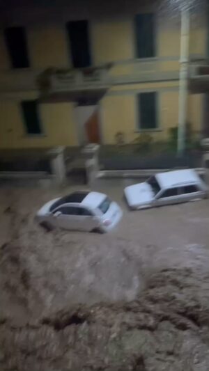 Laura Torrisi Instagram - Questi sono solo alcuni dei video che mi sono stati girati da amici dei paesi in provincia di Prato, che in meno di un’ora si sono trovati in questa condizione. 
La situazione peggiora di minuto in minuto e mi hanno chiesto di far girare il seguente messaggio:
“ l’assessore della protezione civile Monni, ha chiesto di divulgare il più possibile questo messaggio alle persone delle zone colpite, sopratutto quelle che si trovano vicino al fiume Bisenzio, chiede alle famiglie di salire ai piani alti delle case, di non uscire di casa e sopratutto di non andare per nessun motivo vicino gli argini del fiume perché la situazione è veramente critica”. 
Per favore, fate girare . 
Grazie.