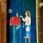 Laura Torrisi Instagram - ✨Porte e portali✨ Nel quartiere di Santa Maria a 📍Funchal c’è una via piena di locali, ristoranti e abitazioni private/abbandonate, con queste caratteristiche porte dipinte a mano che trasformano la zona in un vero museo a cielo aperto. É una strada stretta e acciottolata “Rua de Santa Maria” ed é la più antica di Funchal, risalente al 1430. Quando forti temporali nel 2010 hanno danneggiato gravemente la zona e il centro storico della città, il comune ha lanciato un progetto di rigenerazione urbana “Art Open Doors” : l’Arte delle Porte Aperte, per rivitalizzare questa parte di territorio e per il quale i residenti sono stati incoraggiati a trasformare le loro porte d’ingresso in opere d’arte. Queste che abbiamo fotografato con @freedomofsmile sono solo alcune, primo perché eravamo molto stanche e volevamo andare a dormire 😅 e secondo, perchè sono davvero tante (circa 200) Se volete vederne ancora, trovate altri video nelle stories fissate dedicate a Madeira 🫶🏻 #Madeira🇵🇹