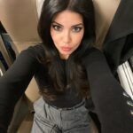 Laura Torrisi Instagram - Un viaggio, due regioni, una riunione e 8 meteo diversi!!! 📑🤓💼🌬️☁️🌪️⚡️⛈️🌤️☀️🌈