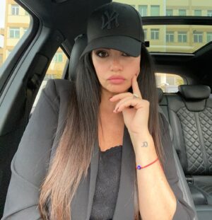 Laura Torrisi Instagram - Ma voi l'avete cambiata l'ora nel cruscotto dell'auto?🤔😁🥱