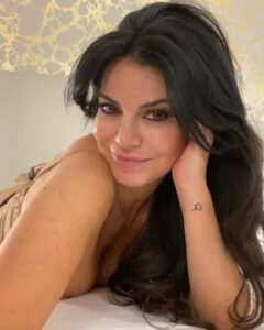 Laura Torrisi Instagram - Comunque pensavo… Se la mia vita fosse una serie, ogni puntata inizierebbe con “nelle cazzate precedenti …” 😁