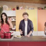 Laura Torrisi Instagram - La cucina è il luogo dove tutto può accadere! ✨😊 Specialmente se sei in compagnia di un giovane chef e di amici vip ai fornelli! 👩🏻‍🍳 #QuestoNonLoSoFare In prima tv da Mercoledì 28 giugno alle 22:00 su #FoodNetwork #Canale33 @federicofusca @leonardo_pieraccioni @gigidalessioreal @nekfilipponeviani @sergio_friscia @marghegranbassi @antoniocapitani