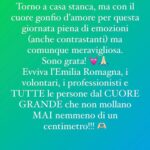 Laura Torrisi Instagram - Non si può racchiudere in un minuto tanta emozione vissuta in una giornata, ma posso farvi vedere cosa hanno visto i miei occhi e provare a dirvi quanto poco basti per rendere felici le persone bisognose: un sorriso, due braccia per lavorare ma anche per abbracciare ☺️ (e poi guanti, stivali, secchi, pale, tira acqua … 😉) C’é tanto da fare e tanta gente che ha ancora bisogno d’aiuto sia dove l’acqua non si è ancora assorbita, sia dove sta seccando il fango. Informatevi e cercate di trovare il tempo per venire ad aiutare queste persone. Tra queste, ci sono molti anziani che si sono visti cadere il mondo addosso da un giorno all’altro, e che non sanno dove trovare la forza per ricominciare. Vi prometto, che oltre a fare del bene , ne uscirete arricchiti. Grazie a tutte le persone dal cuore grande che ho conosciuto e a quelle che ho ritrovato. 💓 Evviva l’Emilia Romagna, i volontari, i professionisti e tutte le persone dal cuore grande che non mollano MAI nemmeno di un centimetro !!! 🫶🏻