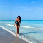 Laura Torrisi Instagram - Il tempo un po’ come il mare, è scrittore di essenza, solvente per menzogne, dissolutore di maschere. In principio cela, poi svela, quindi rivela… 🌊⌛️🦋