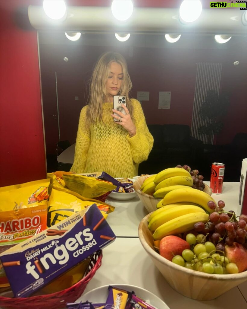 Laura Whitmore Instagram - Recently snacking, shooting and playing 🍫 🎥 🎤 🐥 👠