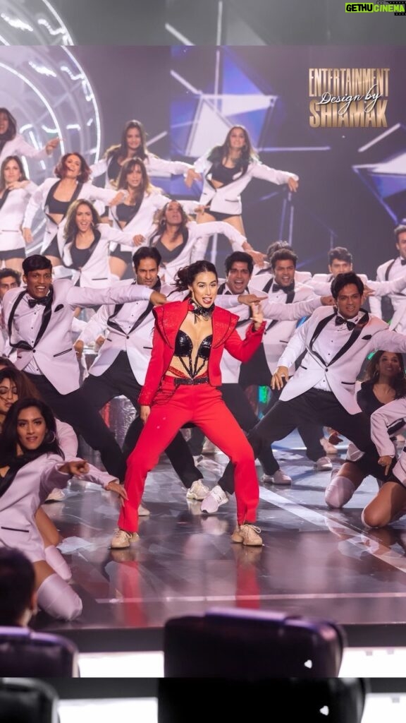 Lauren Gottlieb Instagram - I love what I do 😍🌟🌟🌟 It doesn’t happen alone! Thank you @shiamakofficial @marzipestonji ❤️ Thank you @shiamakindiaofficial @shiamakentertainmentdesign ❤️ Thank you @shapra7 @puneetcheema79 @upasanamadan and all the dancers for making this performance First Class ❤️ And huge thanks to my personal team Costume @jerrydsouzaofficial Assisted by @shruti_modi Makeup @aradhanachakravarty Hair @babita_bose00 @tapnrise PR @focuspr #performance #dance #artist #stage #dancestar #india #mumbai #missindia #reels #reelsinstagram #explore #explorepage✨