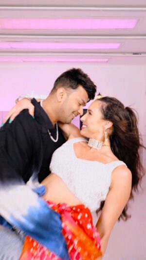 Lauren Gottlieb Instagram - Our version on #Rangisari with my #VideshiFriend @laurengottlieb 🔥❤️🫰

Did you guys like it? If yes then comment & let us know which song we should do next? 😁

🎥 @adityabhansali_ #BhAw 💯

#AwezDarbarChoreography #part5 #dancewithawez #awezdarbar #atrangz #bollywood #bollyhop