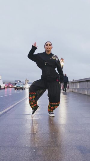 Lauren Gottlieb Instagram - TIME TRAVELLER ⏳😵‍💫 @miamatangi playing this track on repeat 🔥 

🎤 M.I.A #timetraveller 
📸 Shot/Edited @newinflux 
👟 Choreography @officialsazzie 
📍London

#laurengottlieb #dance #london #trending #trendingreels