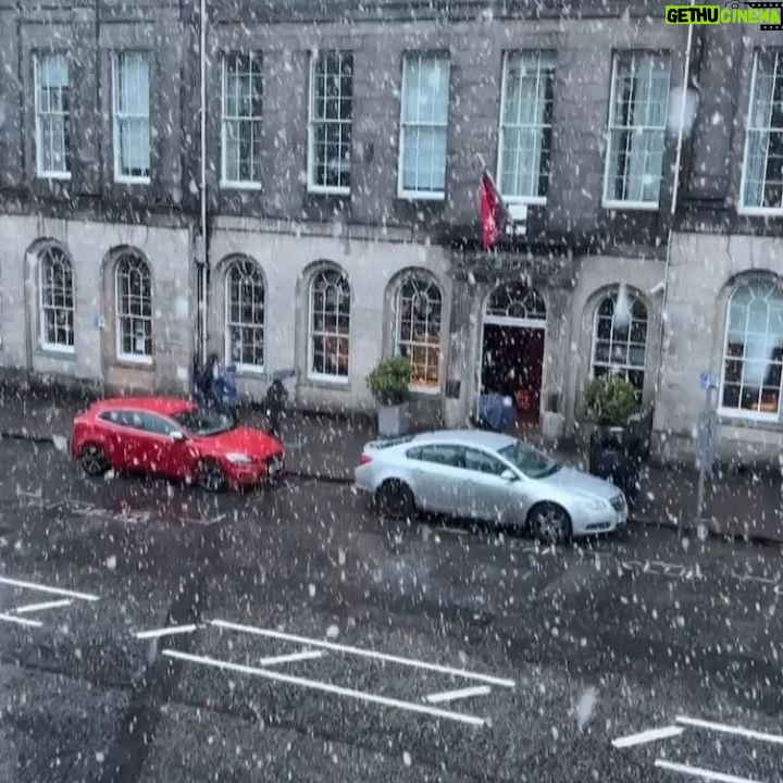 Lauren Gottlieb Instagram - Christmas in Edinburgh 😍♥️🎅🏻 Surrounded by so much love!!! Merry Christmas to you all 😘 ♥️ @newinflux @canigoulodge @sushi_and_haggis #christmas #2022 #edinburgh #scotland #snowy #merrychristmas