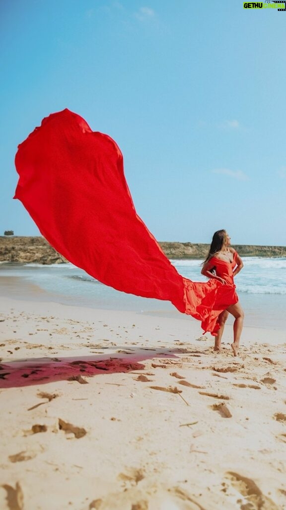 Lauren Gottlieb Instagram - Love a dress full of DRAMA 😍💃🏻💫 📸 Thank you @carlosdelgadx for these amazing shots and memories in Aruba!! And thanks sweet @angelesmakeupp for helping at the shoot ♥️ #aruba #beach #dress #shoot #photoshoot #justengaged