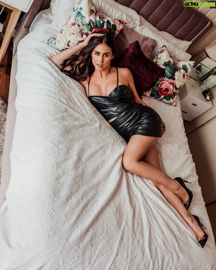 Lauren Gottlieb Instagram - I couldn’t just pick one 🖤 Can you? 📸 @newinflux 🔥 Heels @tomford Dress @zara #laurengottlieb #model #fashion #hot #photoshoot #photooftheday #ootd #sexy #tomford #zara #photographer #newinflux #tobiasjones