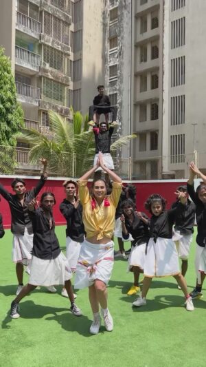 Lauren Gottlieb Instagram - Happy International Dance Day!!! #throwback to a truly international collab with @v.unbeatable_official_india!! Baking under the hot Mumbai sun dancing our hearts out in this South Indian dance style was one of the most unforgettable moments 💛🤩 

#dance #india #internationaldanceday