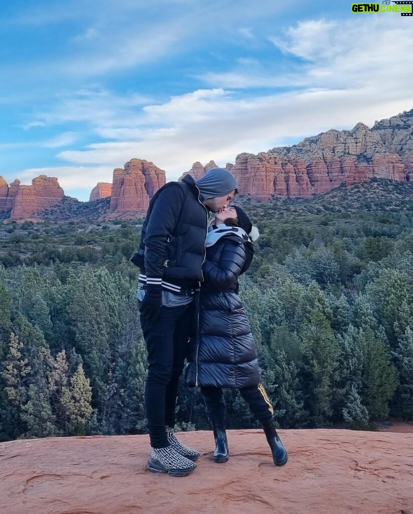 Lauren Gottlieb Instagram - Resurfacing after the holidays 🌵☀️🦃🥂🌅 We had a great time exploring Arizona while introducing our families for the first time ♥️🫶🏼 #meettheinlaws #arizonachristmas #scottsdale #sedona #flagstaff