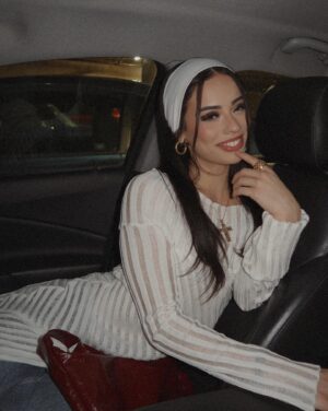Lauren Kettering Instagram - mind if i sit here?