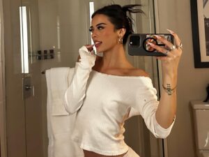 Lauren Kettering Instagram - 🪞🕊️🪽