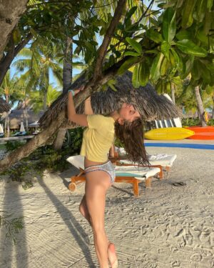 Lauren Lindsey Donzis Instagram - fully convinced im gonna see a mermaid here