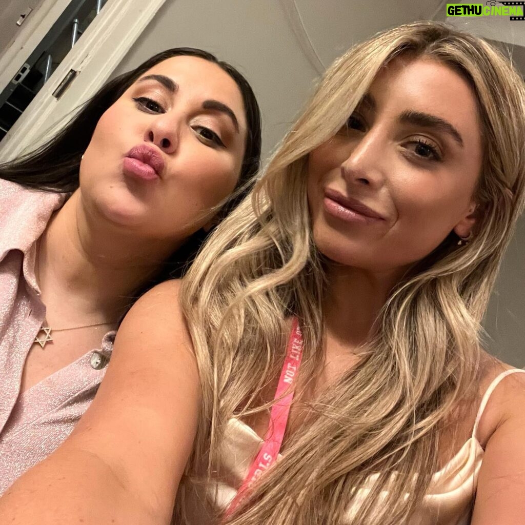 Lauren Luthringshausen Instagram - preview of this weeks vlog: 🤠💅🏼👯‍♀️