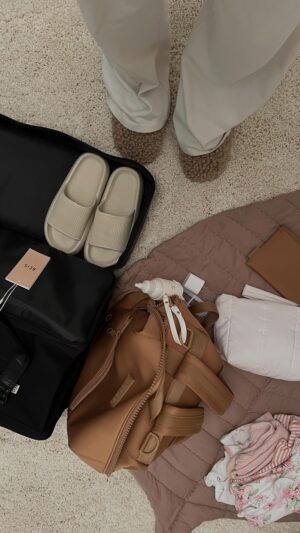 Lauren Luthringshausen Instagram - what’s in my hospital bag! full video & links on my YT! 🫶🏼💕 #hospitalbag #laboranddelivery #firsttimemom #pregnant