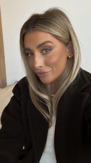 Lauren Luthringshausen Instagram - Quicker version of my Full makeup routine now live on my YouTube channel with all product links & colors so head over there! 😘🤍
