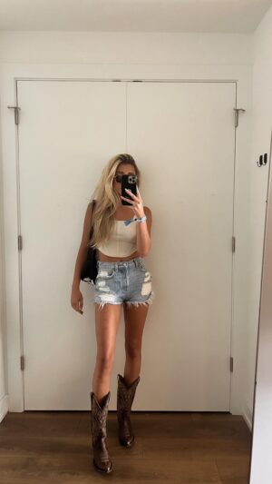Lauren Luthringshausen Instagram - It’s been a summer ☀️🌆🤠👯‍♀️