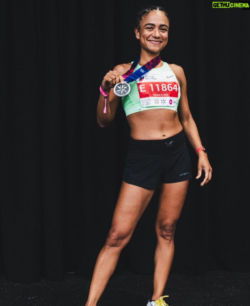Lauren Ridloff Instagram - Happy #medalmonday! The hard work paid off and I felt like the miles flew by (at least some of them!). Thank you to @brooksrunning @alisondesir @hansonsbrooksodp and @chimarathon for the training, support and an incredible race weekend, and most importantly to my FAMILY for cheering me on every step of the way 🤟🏽🤟🏽I’m already wondering what my next marathon will be… 📸 @jayhallphotos