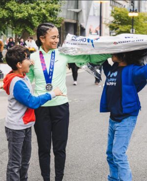 Lauren Ridloff Instagram - Happy #medalmonday! The hard work paid off and I felt like the miles flew by (at least some of them!). Thank you to @brooksrunning @alisondesir @hansonsbrooksodp and @chimarathon for the training, support and an incredible race weekend, and most importantly to my FAMILY for cheering me on every step of the way 🤟🏽🤟🏽I’m already wondering what my next marathon will be…

📸 @jayhallphotos